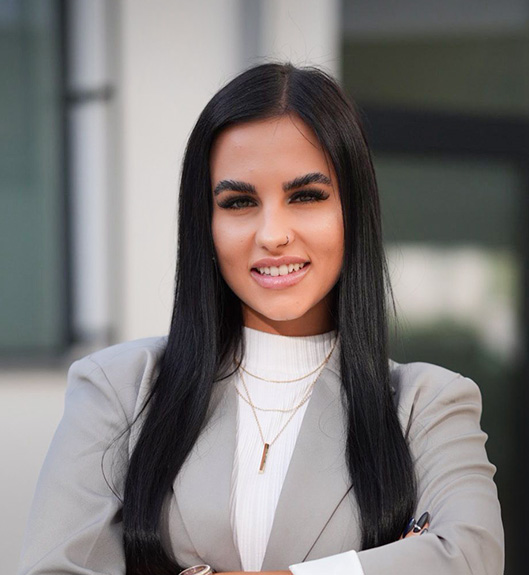 Julia, Gründerin von OnlySafeSis